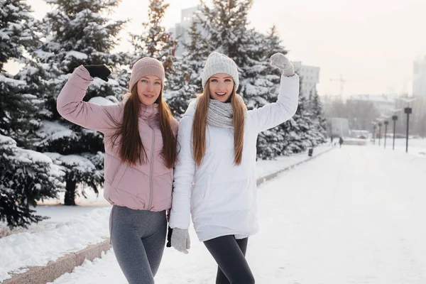 Dvě Mladé Atletické Dívky Chodí Sportují Slunečného Zimního Dne Zdravý — Stock fotografie