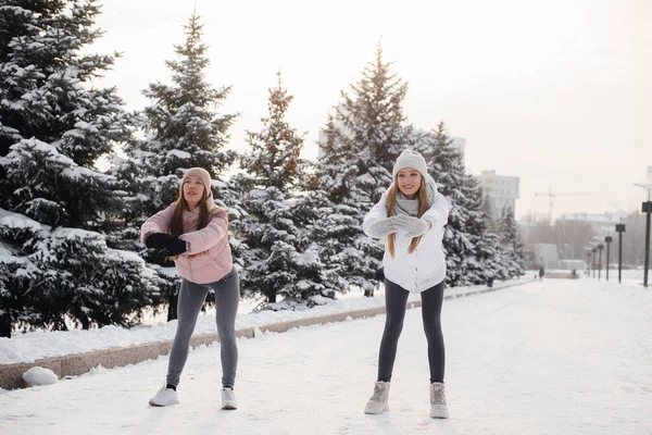 Dwie Młode Atletyczne Dziewczyny Robią Rozgrzewkę Przed Bieganiem Słoneczny Zimowy — Zdjęcie stockowe