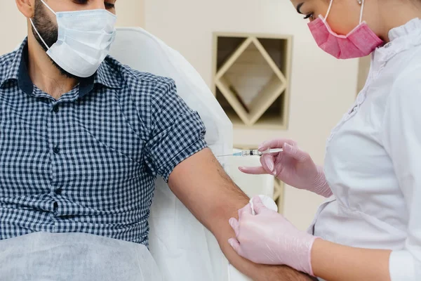 Vaccination Man Mot Influensa Och Koronavirusinfektion Världsomspännande Pandemi Bildandet Immunsystemet — Stockfoto