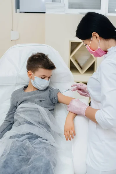 Vacinação Crianças Contra Gripe Infecção Pelo Coronavírus Durante Uma Pandemia — Fotografia de Stock