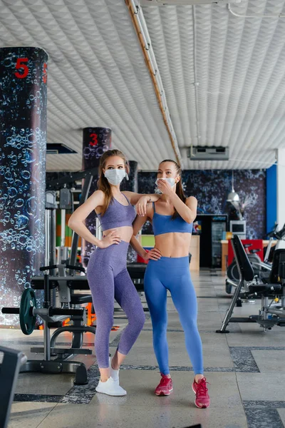 Salgın Sırasında Maske Takan Iki Güzel Kız Spor Salonunda Egzersiz — Stok fotoğraf