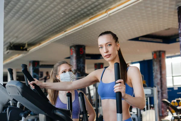 Twee Jonge Mooie Meisjes Trainen Sportschool Met Maskers Tijdens Pandemie — Stockfoto