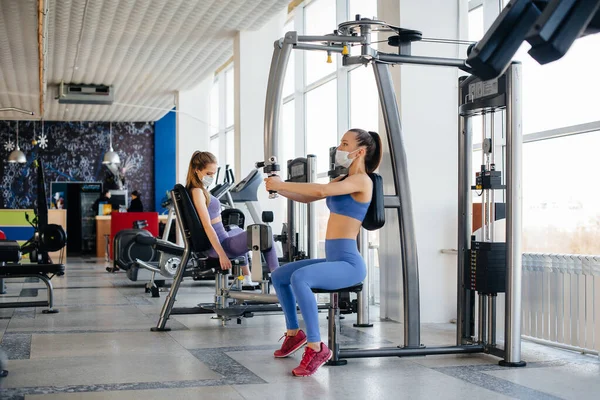 Salgın Sırasında Maske Takan Iki Güzel Kız Spor Salonunda Egzersiz — Stok fotoğraf