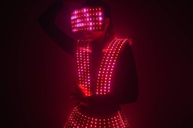 UV kostümlü iki seksi disko dansçısı. Partiler ve danslar.