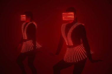 UV kostümlü iki seksi disko dansçısı. Partiler ve danslar.