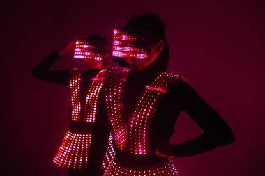 UV kostümlü iki seksi disko dansçısı. Partiler ve danslar.