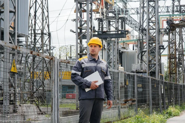 Engenheiro Energia Inspeciona Equipamento Subestação Engenharia Energia Indústria — Fotografia de Stock