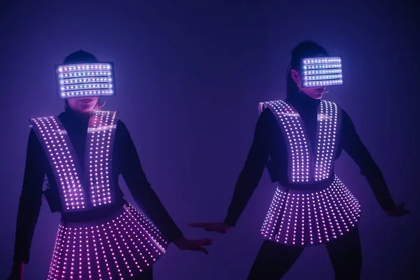 Zwei Sexy Disco Tänzerinnen Bewegen Sich Kostümen Feste Und Tänze — Stockfoto