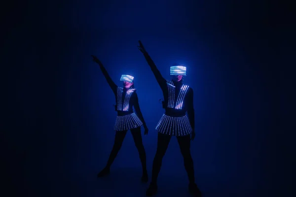 两个穿着紫外光服装的性感迪斯科舞蹈家 派对与舞蹈 — 图库照片