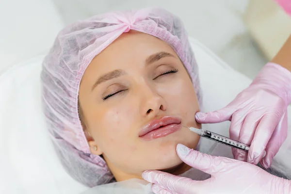 Kosmetologisches Verfahren Zur Lippenvergrößerung Und Faltenentfernung Für Ein Junges Schönes — Stockfoto
