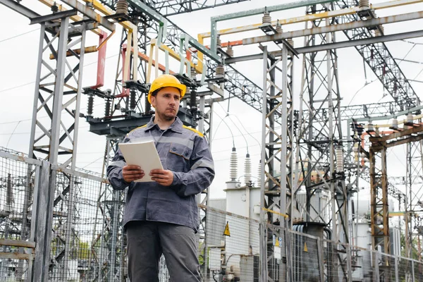 Engenheiro Energia Inspeciona Equipamento Subestação Engenharia Energia Indústria — Fotografia de Stock