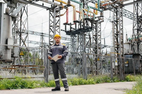 Engenheiro Energia Inspeciona Equipamento Subestação Engenharia Energia Indústria — Fotografia de Stock