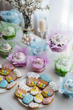 Süslü bir masada güzel Paskalya pastaları. Hafif bir Paskalya tatili.