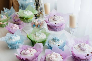 Süslü bir masada güzel Paskalya pastaları. Hafif bir Paskalya tatili.