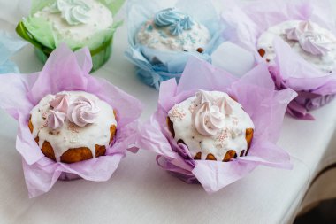 Süslü bir masada güzel Paskalya pastaları. Hafif bir Paskalya tatili.