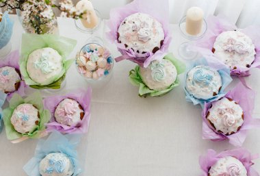 Süslü bir masada güzel Paskalya pastaları. Hafif bir Paskalya tatili.