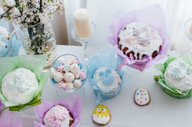 Süslü bir masada güzel Paskalya pastaları. Hafif bir Paskalya tatili.