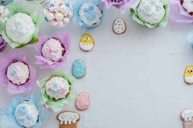 Süslü bir masada güzel Paskalya pastaları. Hafif bir Paskalya tatili.