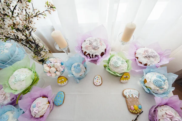 Schöne Osterkuchen Auf Einem Dekorierten Leuchttisch Ein Leichter Feiertag Ostern — Stockfoto