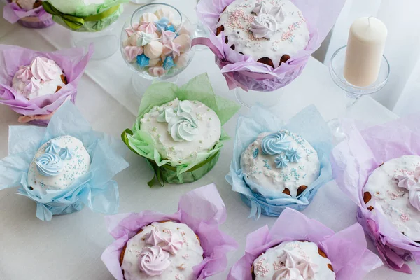 Süslü bir masada güzel Paskalya pastaları. Hafif bir Paskalya tatili.