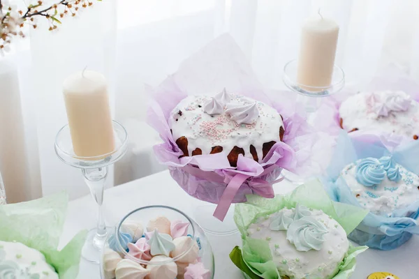 Hermosos Pasteles Pascua Una Mesa Luz Decorada Unas Vacaciones Ligeras — Foto de Stock