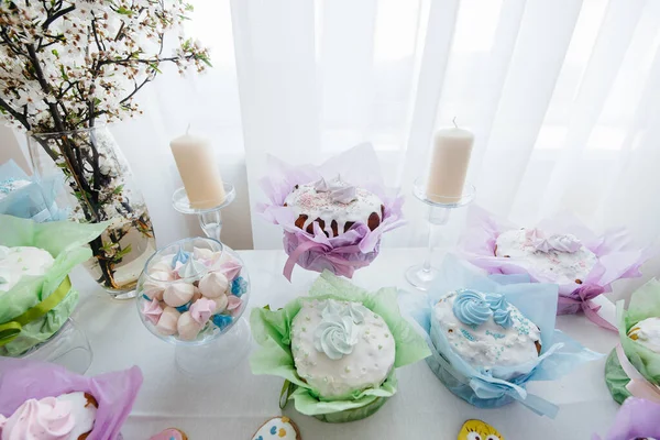 Belle Torte Pasquali Tavolo Luminoso Decorato Una Vacanza Leggera Easter — Foto Stock