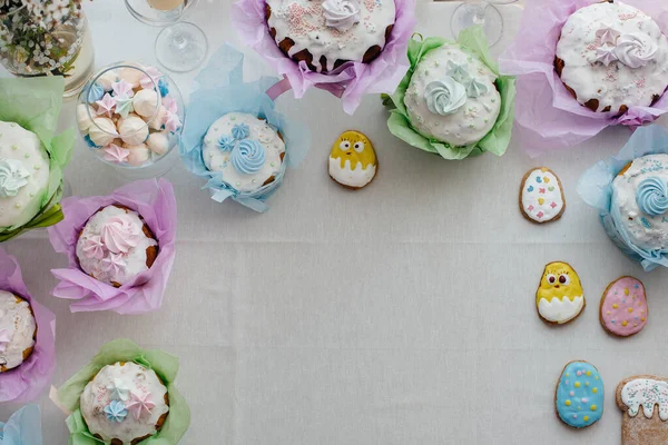 Hermosos Pasteles Pascua Una Mesa Luz Decorada Unas Vacaciones Ligeras — Foto de Stock