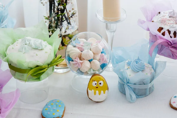 Belos Bolos Páscoa Uma Mesa Luz Decorada Umas Férias Leves — Fotografia de Stock