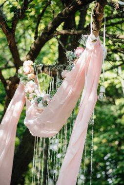 Modern dekore edilmiş düğün kemeri, düğün töreni için. Dekor, düğün.