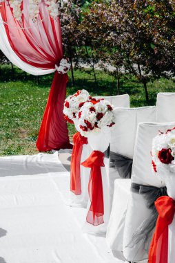 Şenlikli bir ziyafet için güzel dekore edilmiş ve düzenlenmiş sandalyeler. Dekor, düğün.