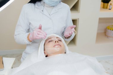 Kozmetoloji ofisinde genç bir kız cilt yenileme prosedüründen geçiyor. Kozmetoloji.