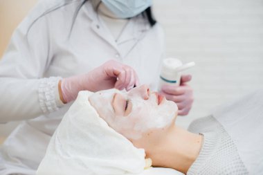 Kozmetoloji ofisinde genç bir kız cilt yenileme prosedüründen geçiyor. Kozmetoloji.