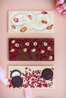 Parlak bir arka planda doğal el yapımı çikolata..