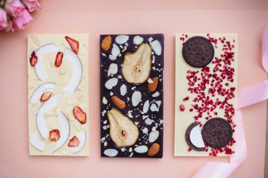 Parlak bir arka planda doğal el yapımı çikolata..