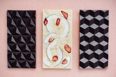 Parlak bir arka planda doğal el yapımı çikolata..