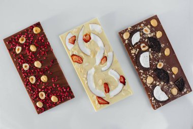 Parlak bir arka planda doğal el yapımı çikolata..