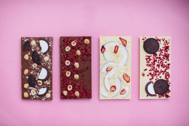 Parlak bir arka planda doğal el yapımı çikolata..