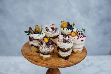 Arka planda çok güzel, lezzetli ıvır zıvırlar var. Tatlı ve tatlı.