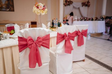 Şenlikli bir ziyafet için güzel dekore edilmiş ve düzenlenmiş sandalyeler. Dekor, düğün.