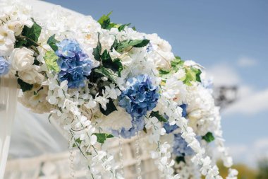 Modern dekore edilmiş düğün kemeri, düğün töreni için. Dekor, düğün.