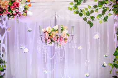 Modern dekore edilmiş düğün kemeri, düğün töreni için. Dekor, düğün.