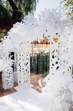 Modern dekore edilmiş düğün kemeri, düğün töreni için. Dekor, düğün.