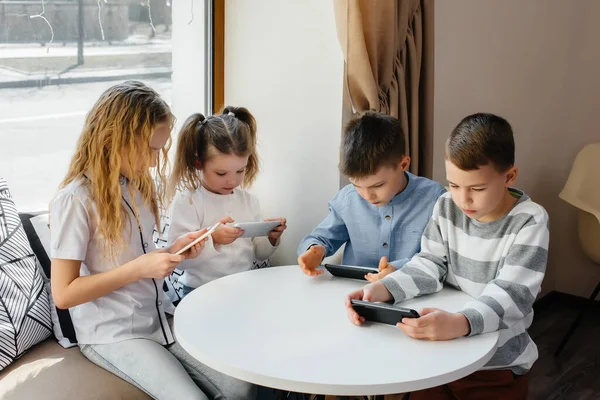 Bambini Siedono Tavolo Caffè Giocano Insieme Telefoni Cellulari Intrattenimento Moderno — Foto Stock