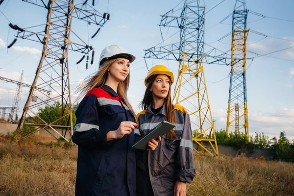 Coletivo Mulheres Funcionários Energia Conduz Uma Inspeção Equipamentos Linhas Poder — Fotografia de Stock