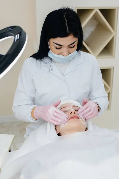 Una Giovane Ragazza Ufficio Cosmetologia Sottoposta Procedure Ringiovanimento Della Pelle — Foto Stock