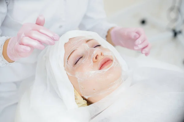 Una Giovane Ragazza Ufficio Cosmetologia Sottoposta Procedure Ringiovanimento Della Pelle — Foto Stock