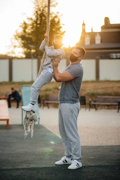 Padre Ayuda Hijo Trepar Una Cuerda Campo Deportes Con Máscaras — Foto de Stock