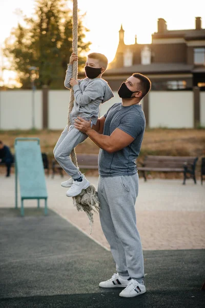 Pai Ajuda Seu Filho Subir Uma Corda Campo Esportivo Com — Fotografia de Stock