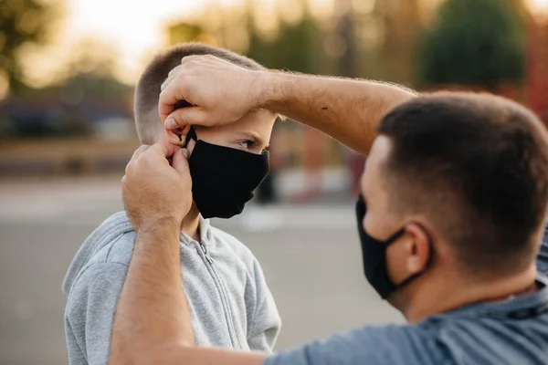 Pai Coloca Uma Máscara Seu Filho Playground Depois Treinar Durante — Fotografia de Stock