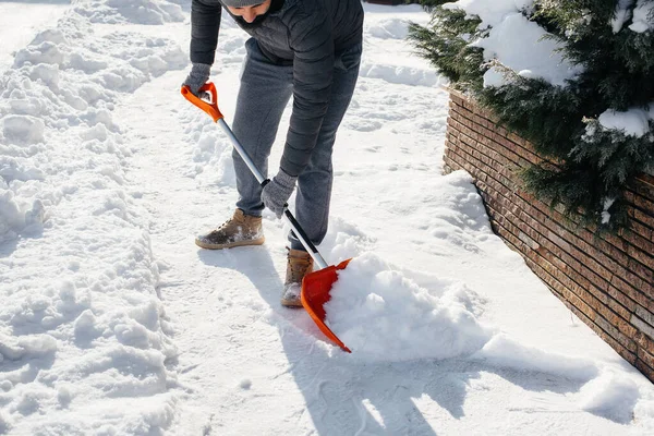 Een Jongeman Ruimt Sneeuw Voor Het Huis Een Zonnige Ijzige — Stockfoto